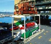 Oversized cargo being lifted on to the deck of a 澳博体育app下载 containership for breakbulk shipping.